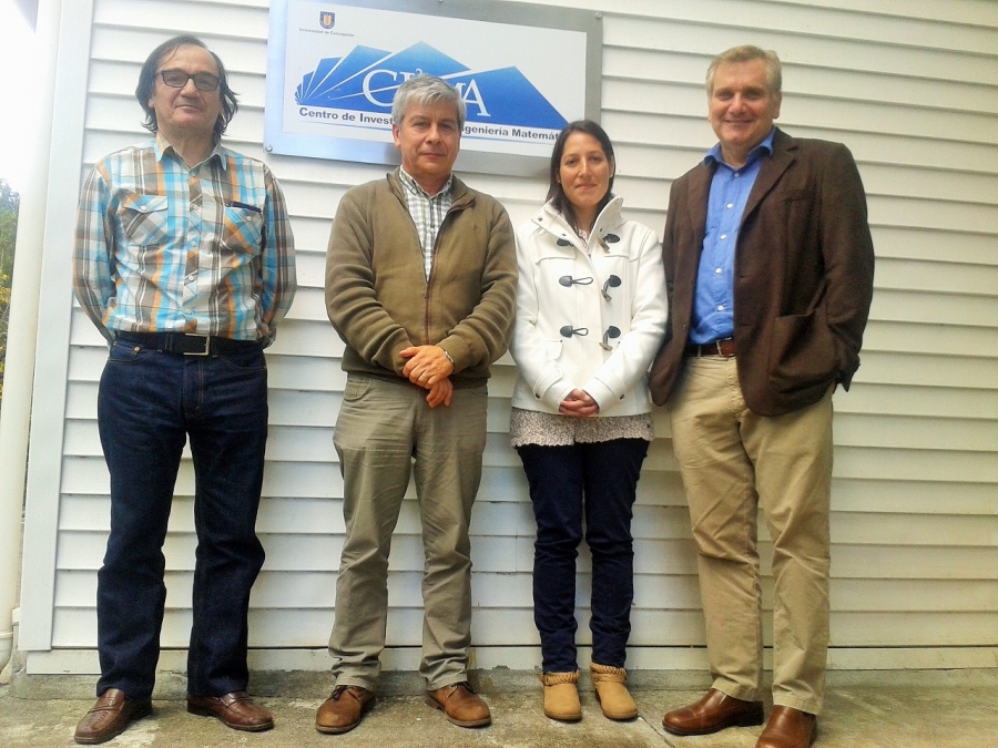 Los organizadores de la actividad junto al expositor (de izquierda a derecha) Luis Gatica (UCSC); Gabriel Gatica, Director del CI²MA (UDEC); Jessika Camaño (UCSC); Mario Hamuy. 